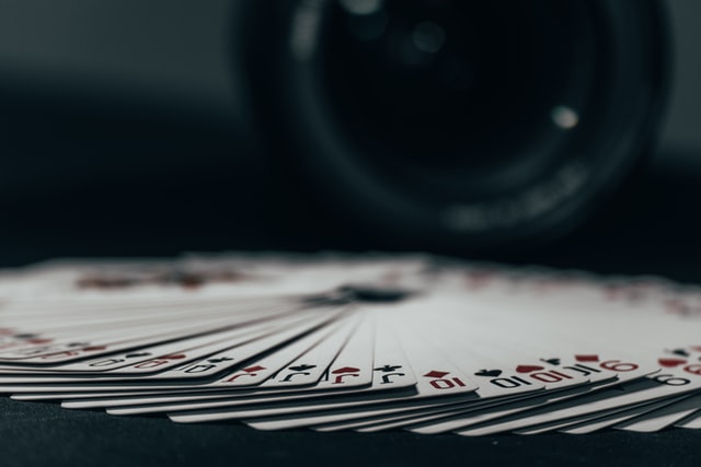 Was ist besser: Online Slot oder Kartenspiel?