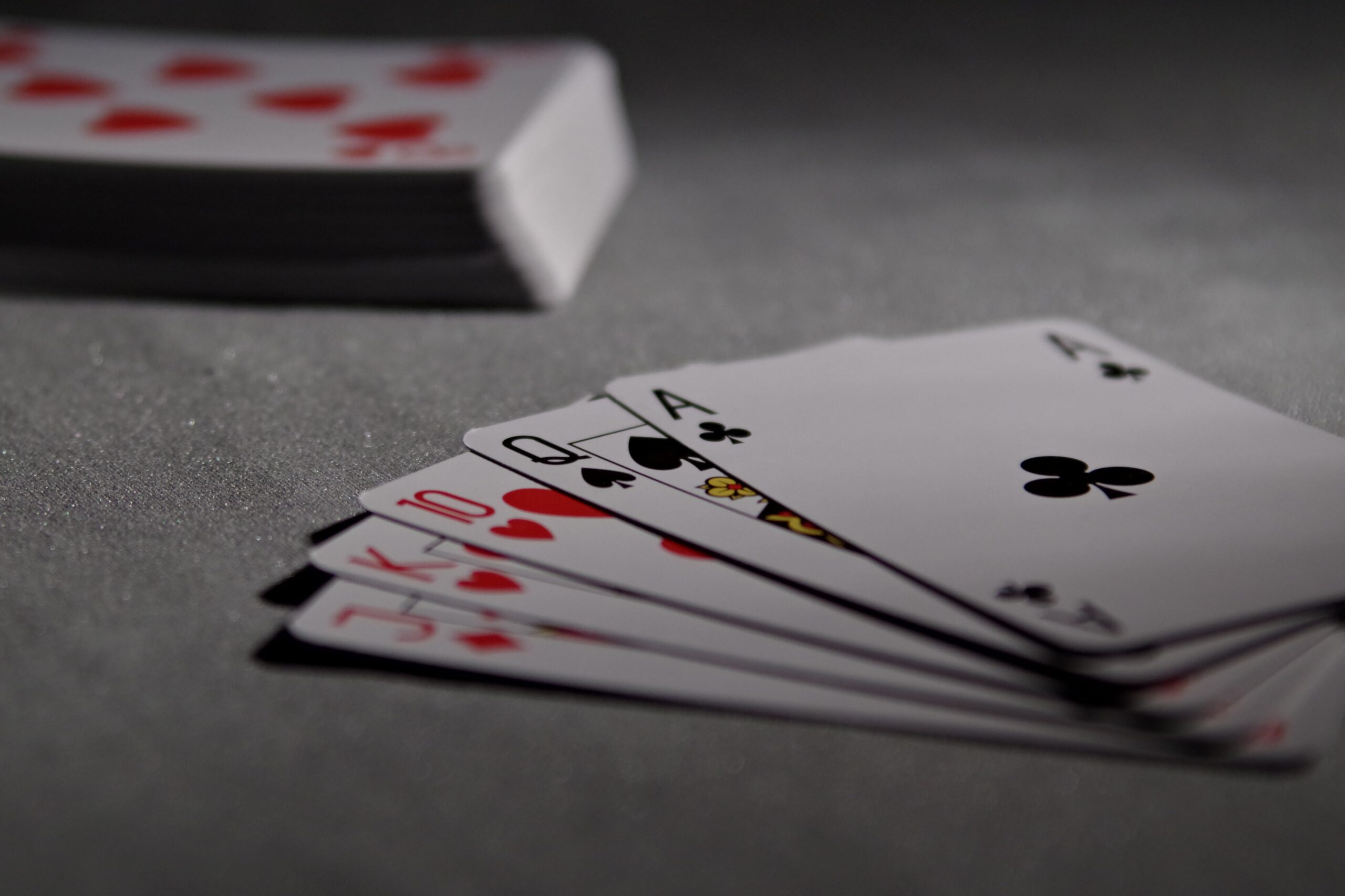 Klassiker: Poker oder Blackjack? Welches Spiel bietet die größte Auszahlungsquote?