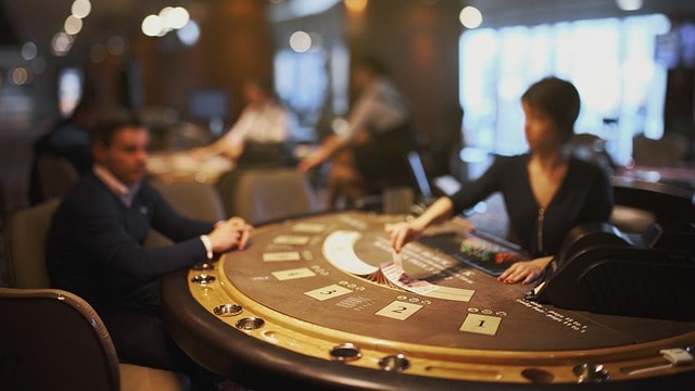 Seltsame und Amüsante Situationen mit Dealern in Online-Casinos